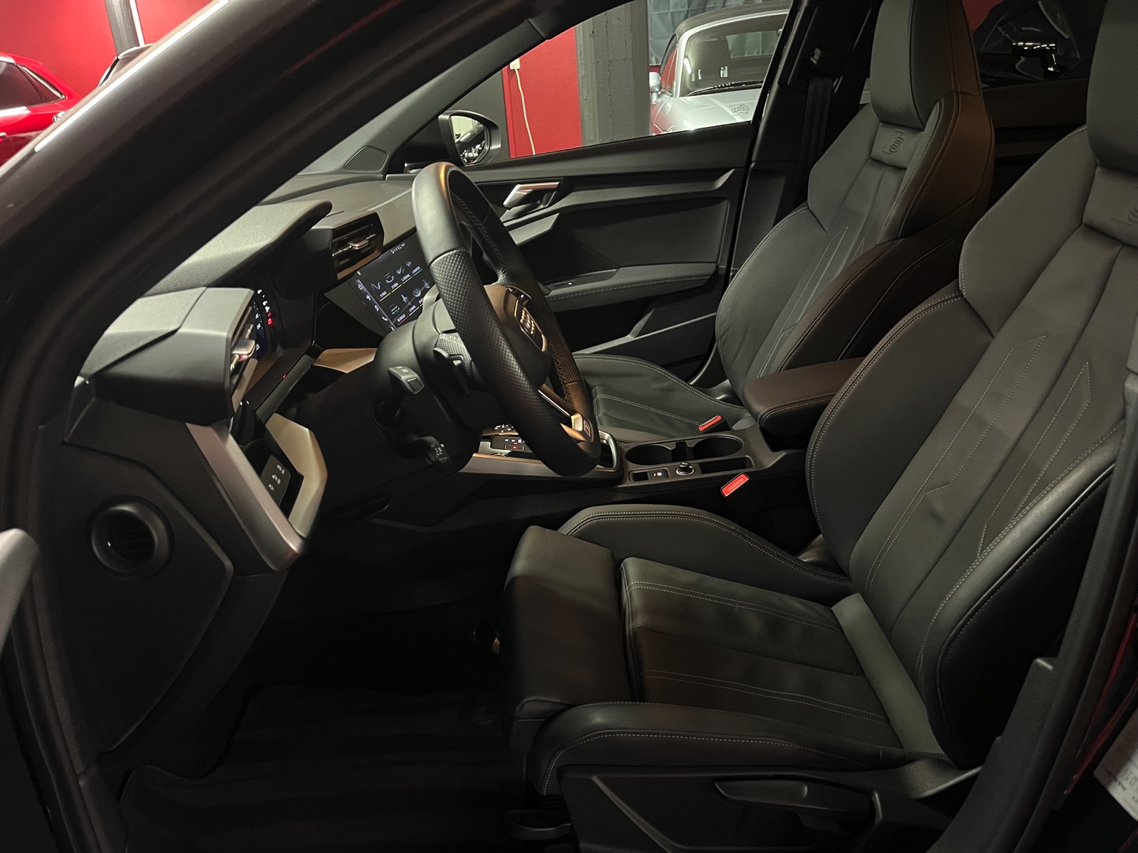 
								AUDI A3 Sportback 35 TFSI S line Attraction S-tronic en plein écran									
