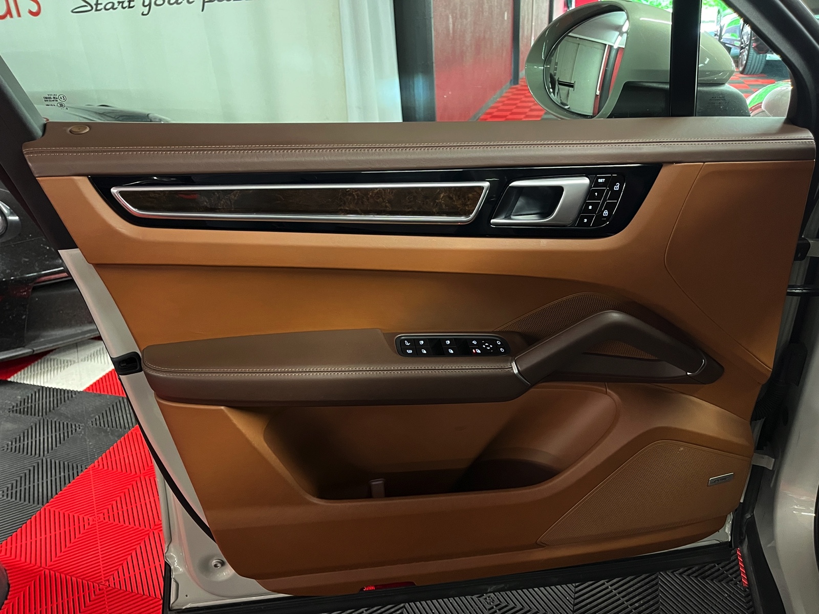 
								PORSCHE Cayenne Coupé E-Hybrid en plein écran									