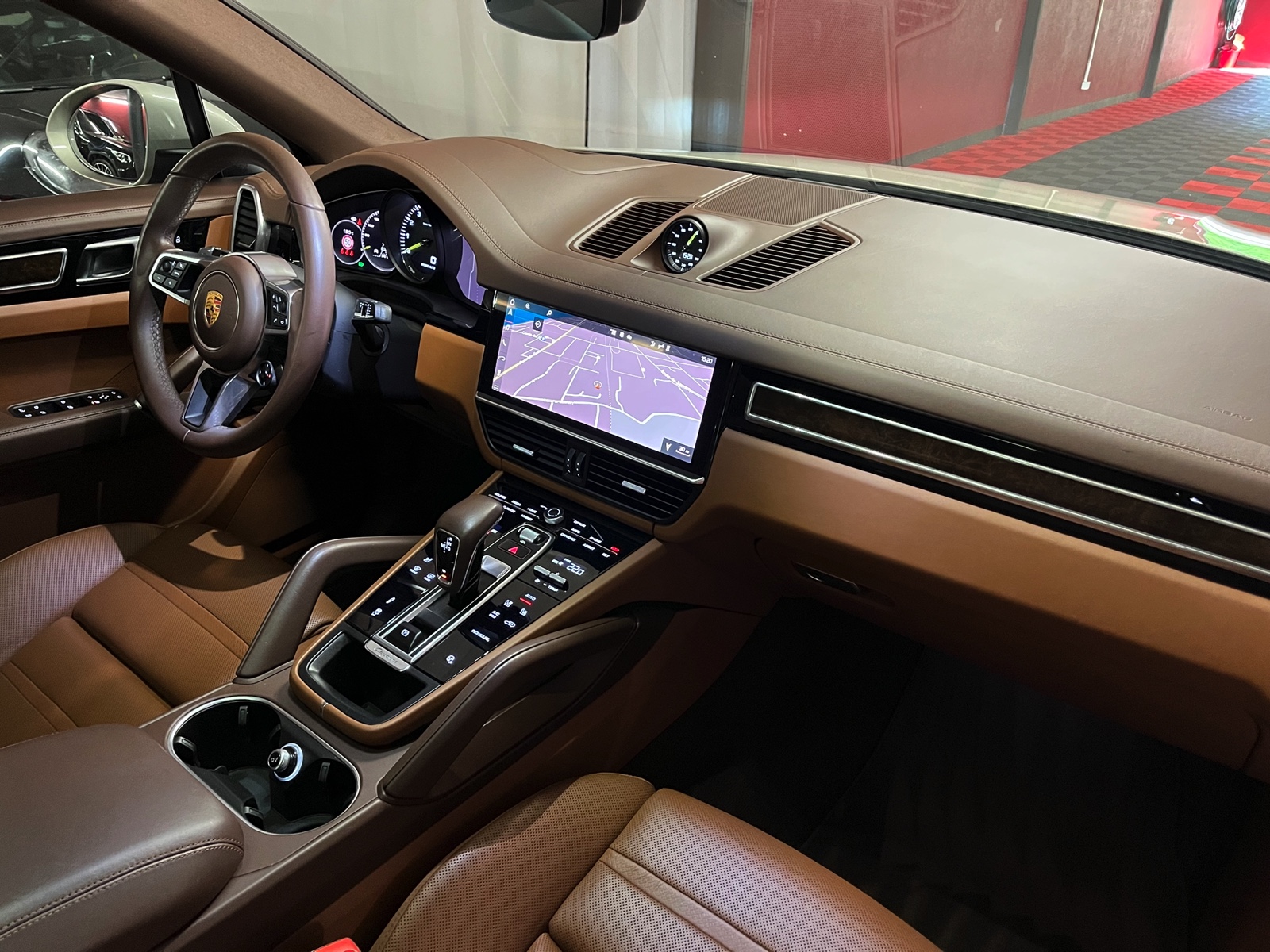 
								PORSCHE Cayenne Coupé E-Hybrid en plein écran									