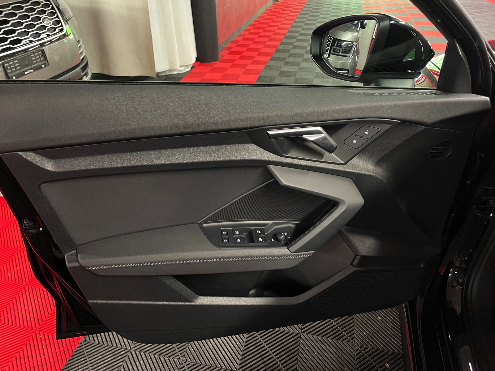 
								AUDI A3 Sportback 35 TFSI S line Attraction S-tronic en plein écran									