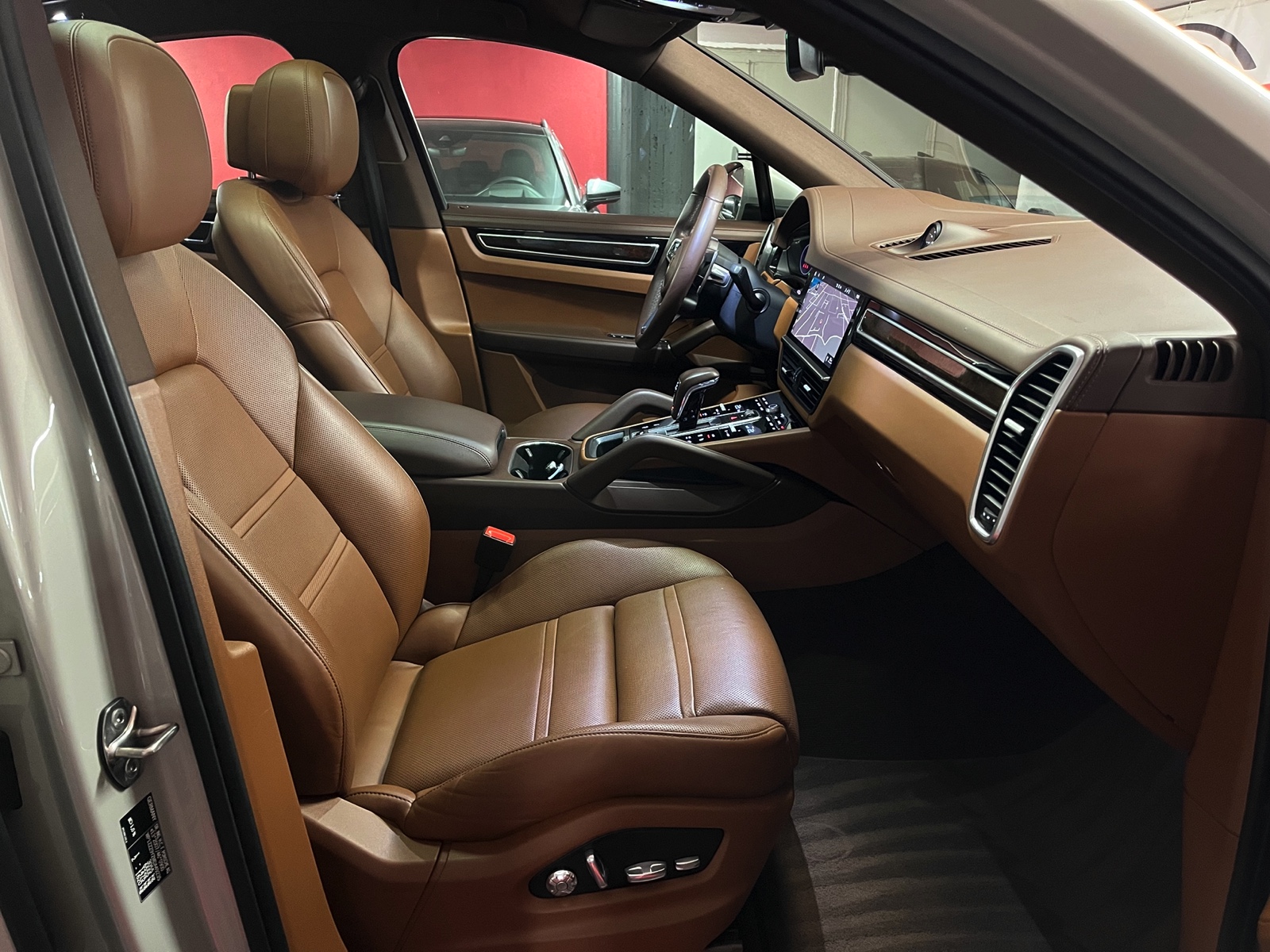 
								PORSCHE Cayenne Coupé E-Hybrid en plein écran									