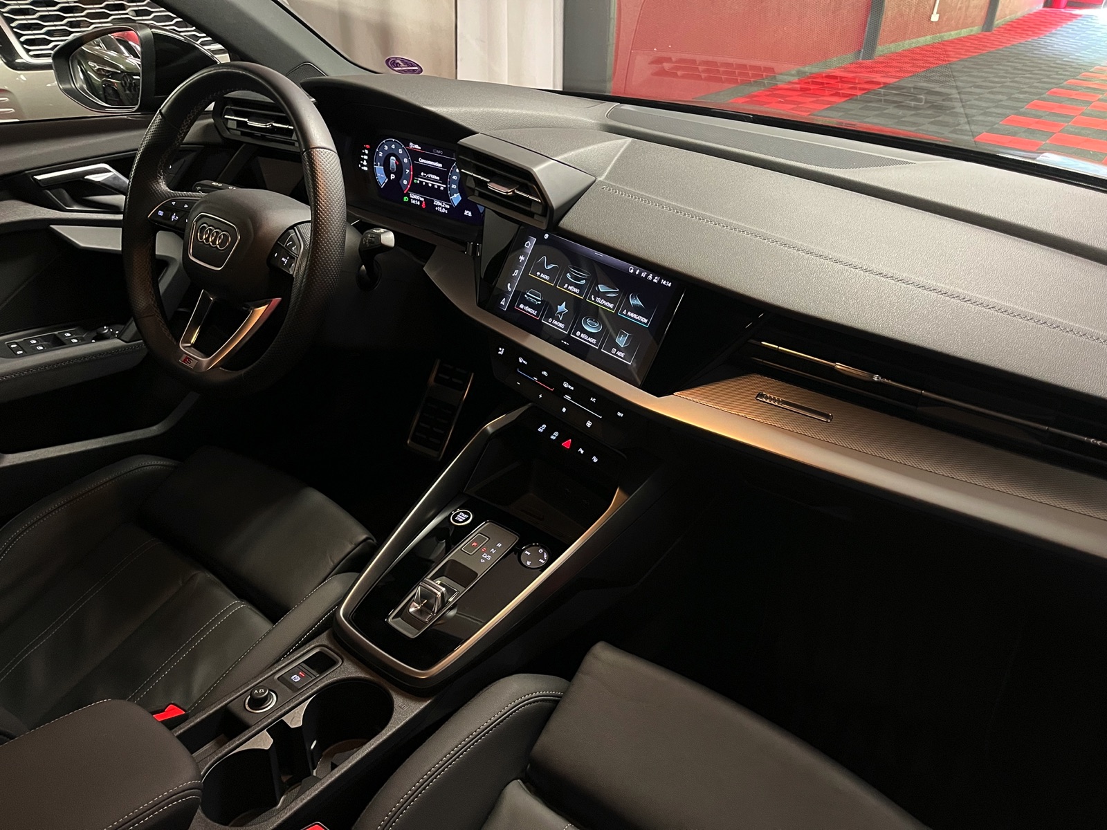 
								AUDI A3 Sportback 35 TFSI S line Attraction S-tronic en plein écran									