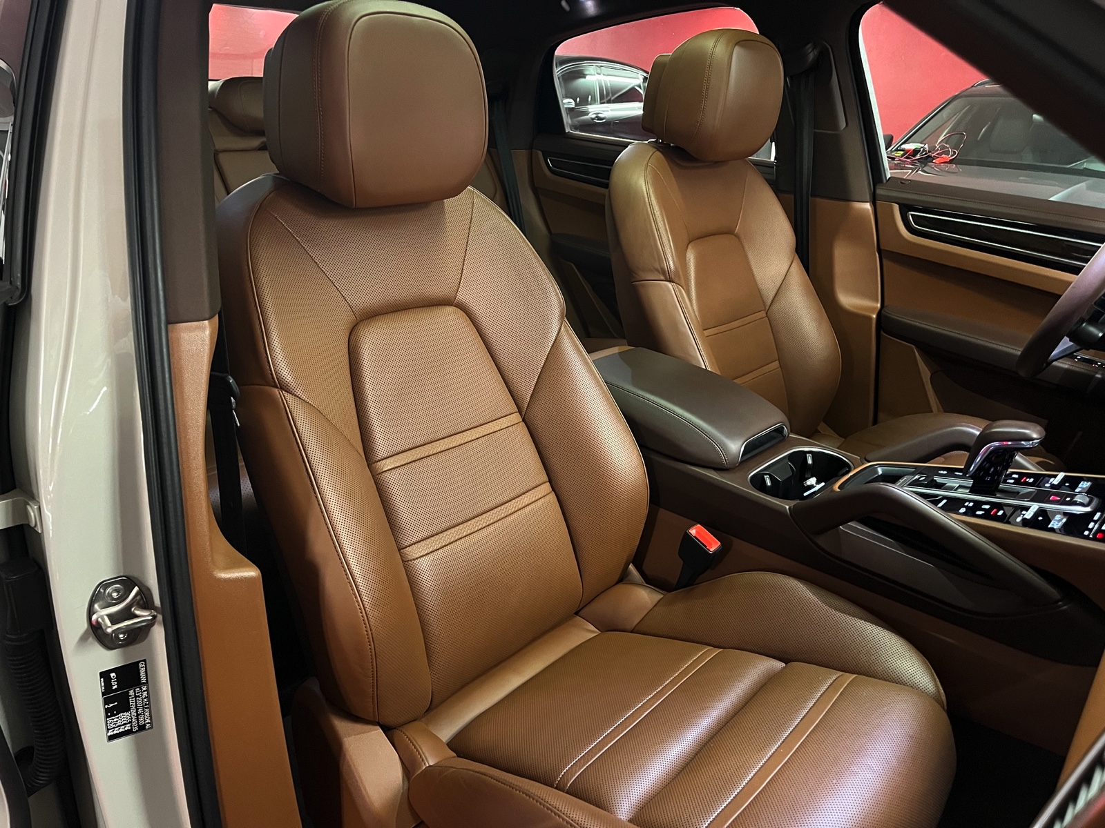 
								PORSCHE Cayenne Coupé E-Hybrid en plein écran									