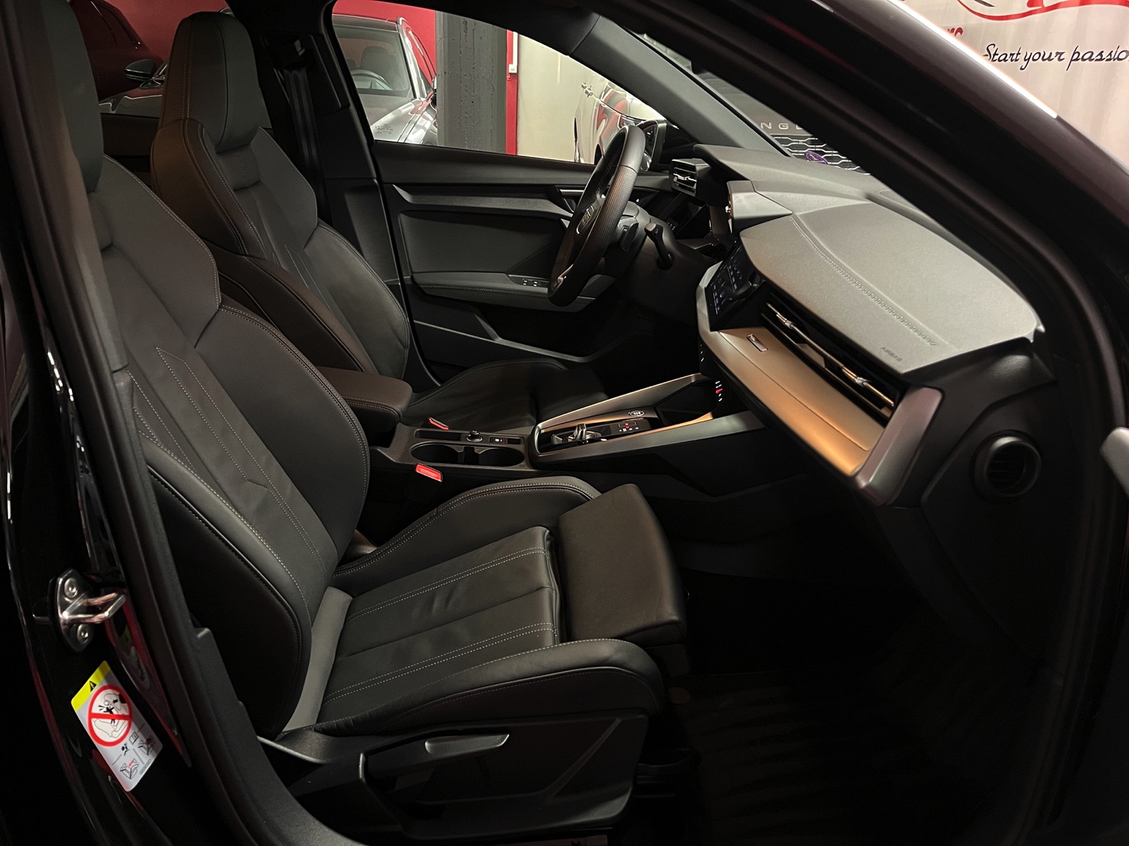 
								AUDI A3 Sportback 35 TFSI S line Attraction S-tronic en plein écran									
