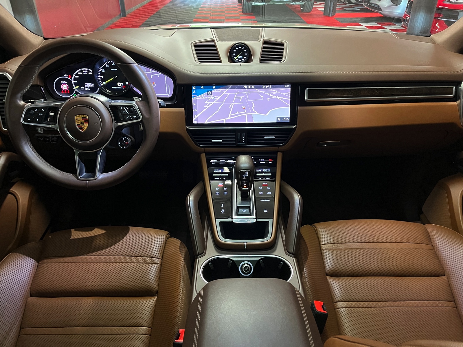 
								PORSCHE Cayenne Coupé E-Hybrid en plein écran									