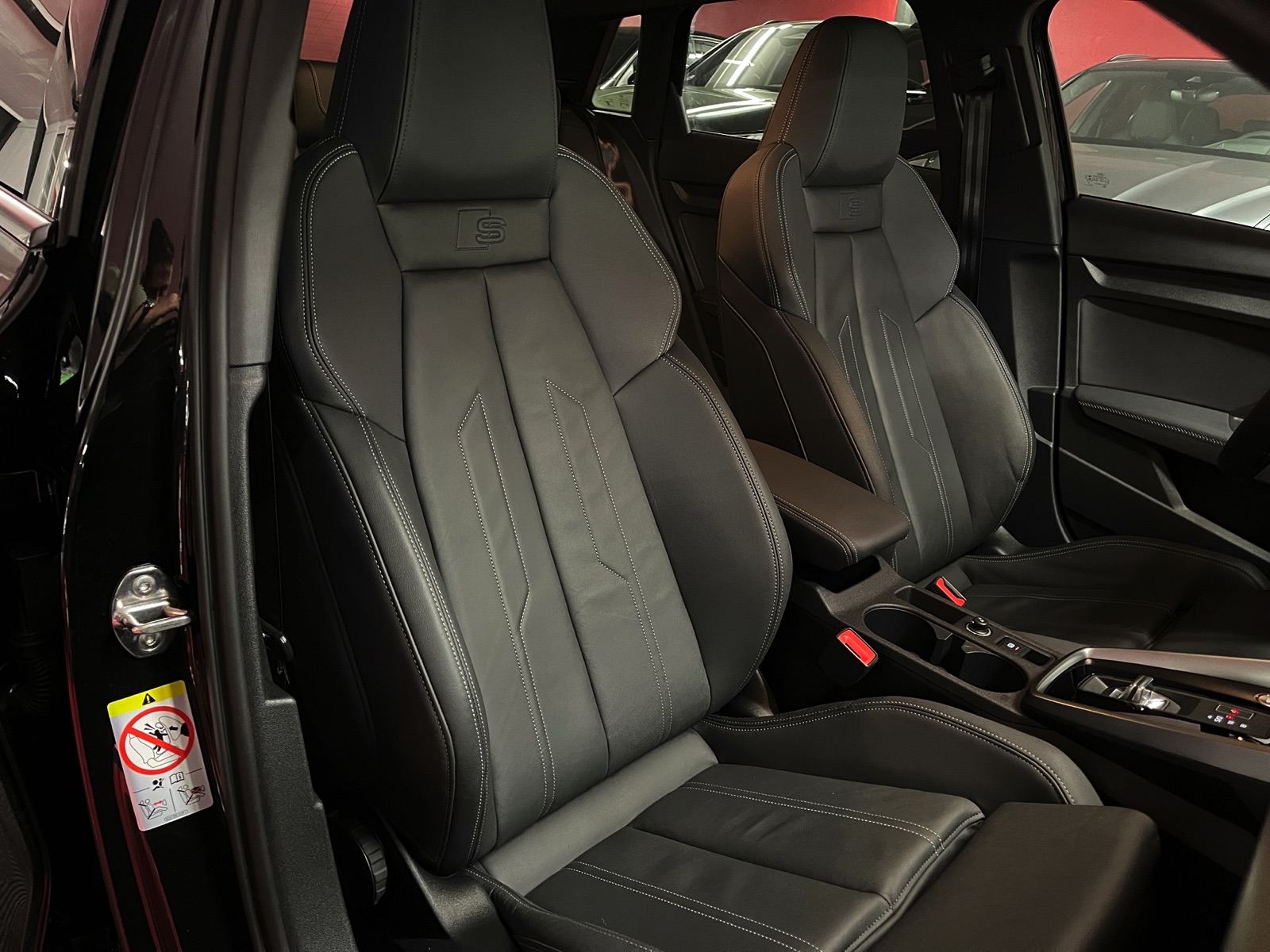 
								AUDI A3 Sportback 35 TFSI S line Attraction S-tronic en plein écran									
