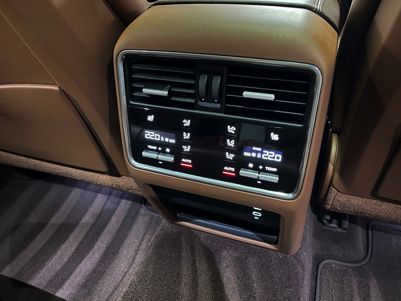 
								PORSCHE Cayenne Coupé E-Hybrid en plein écran									