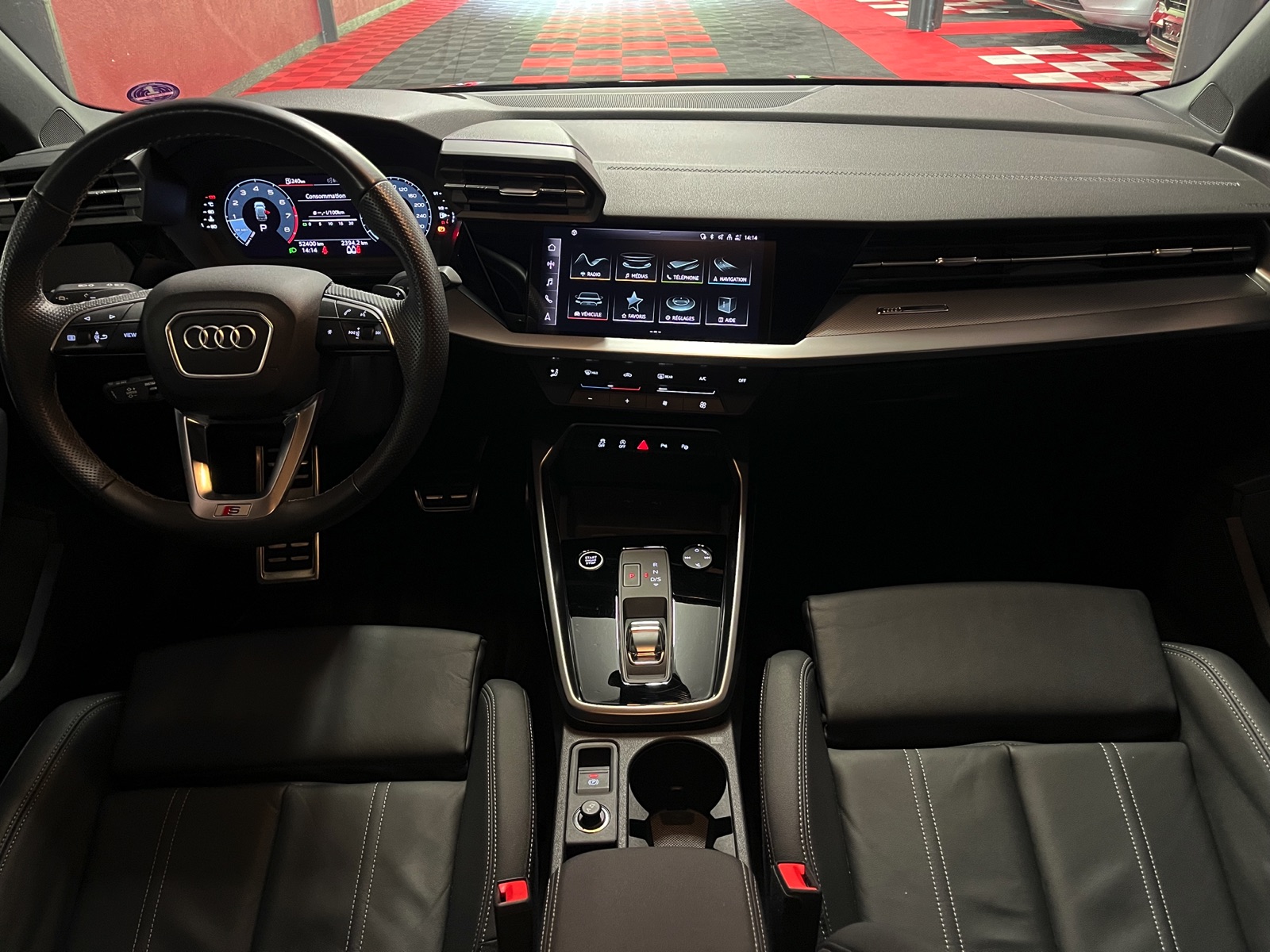 
								AUDI A3 Sportback 35 TFSI S line Attraction S-tronic en plein écran									