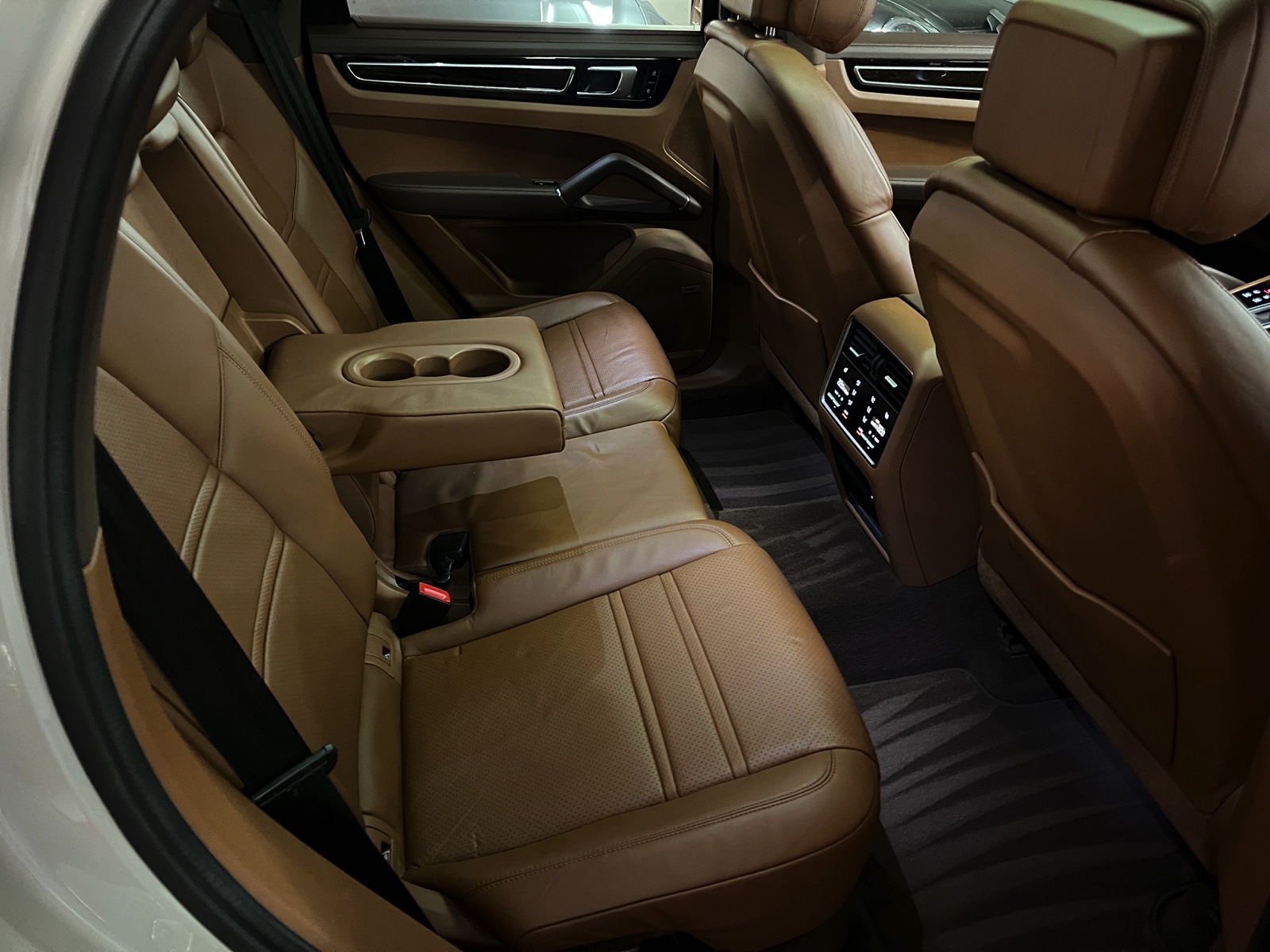 
								PORSCHE Cayenne Coupé E-Hybrid en plein écran									