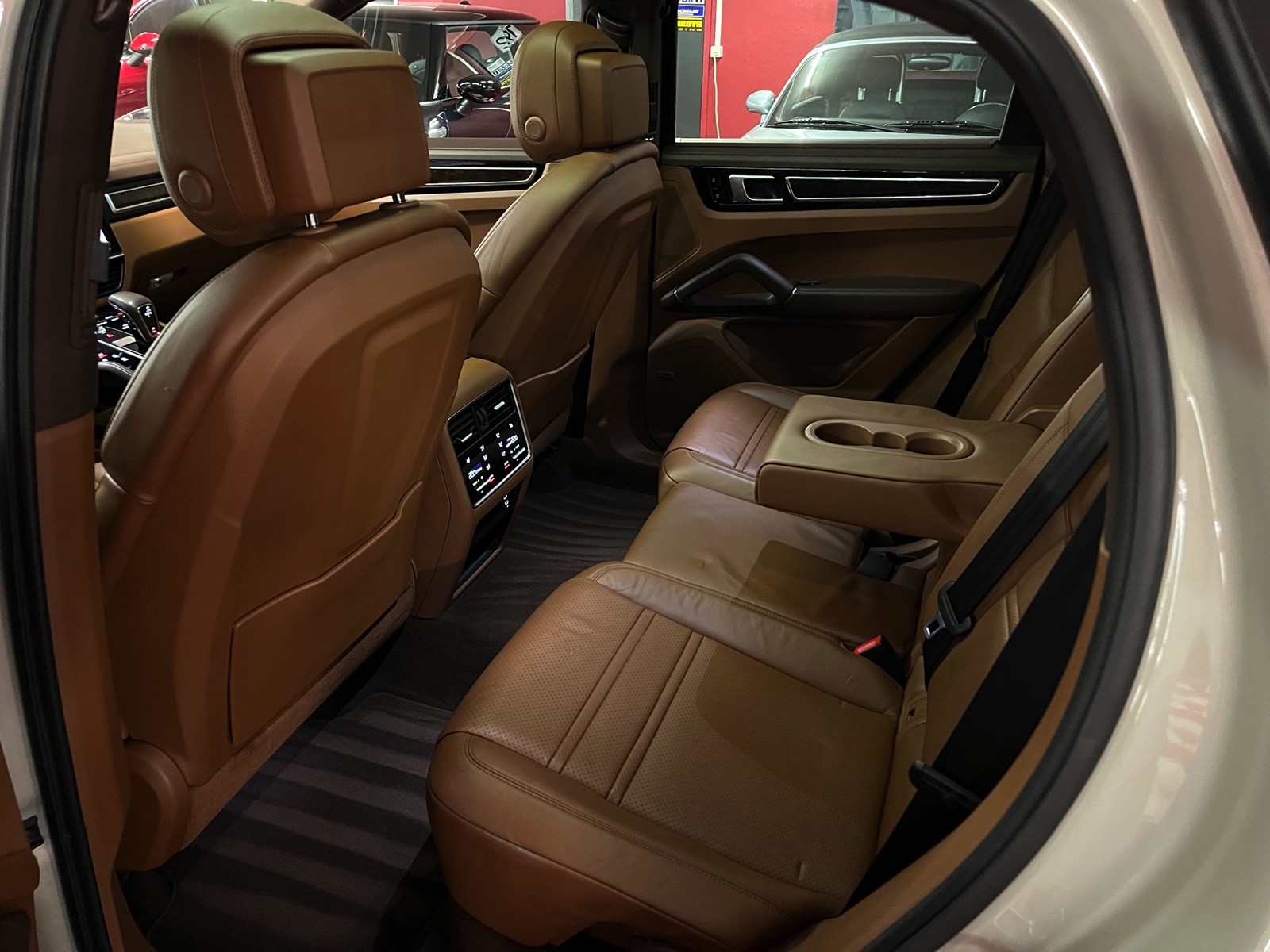 
								PORSCHE Cayenne Coupé E-Hybrid en plein écran									