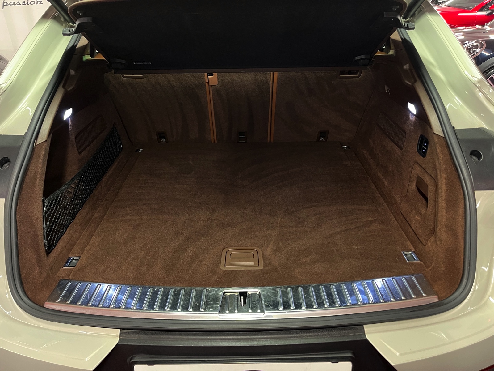 
								PORSCHE Cayenne Coupé E-Hybrid en plein écran									