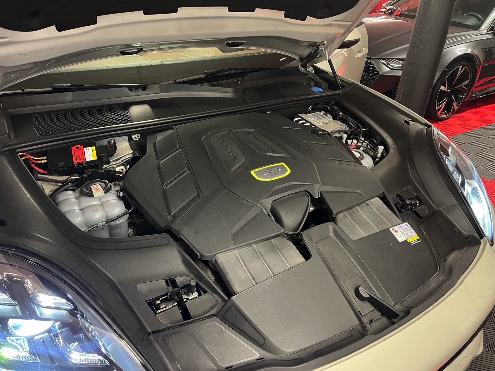 
								PORSCHE Cayenne Coupé E-Hybrid en plein écran									