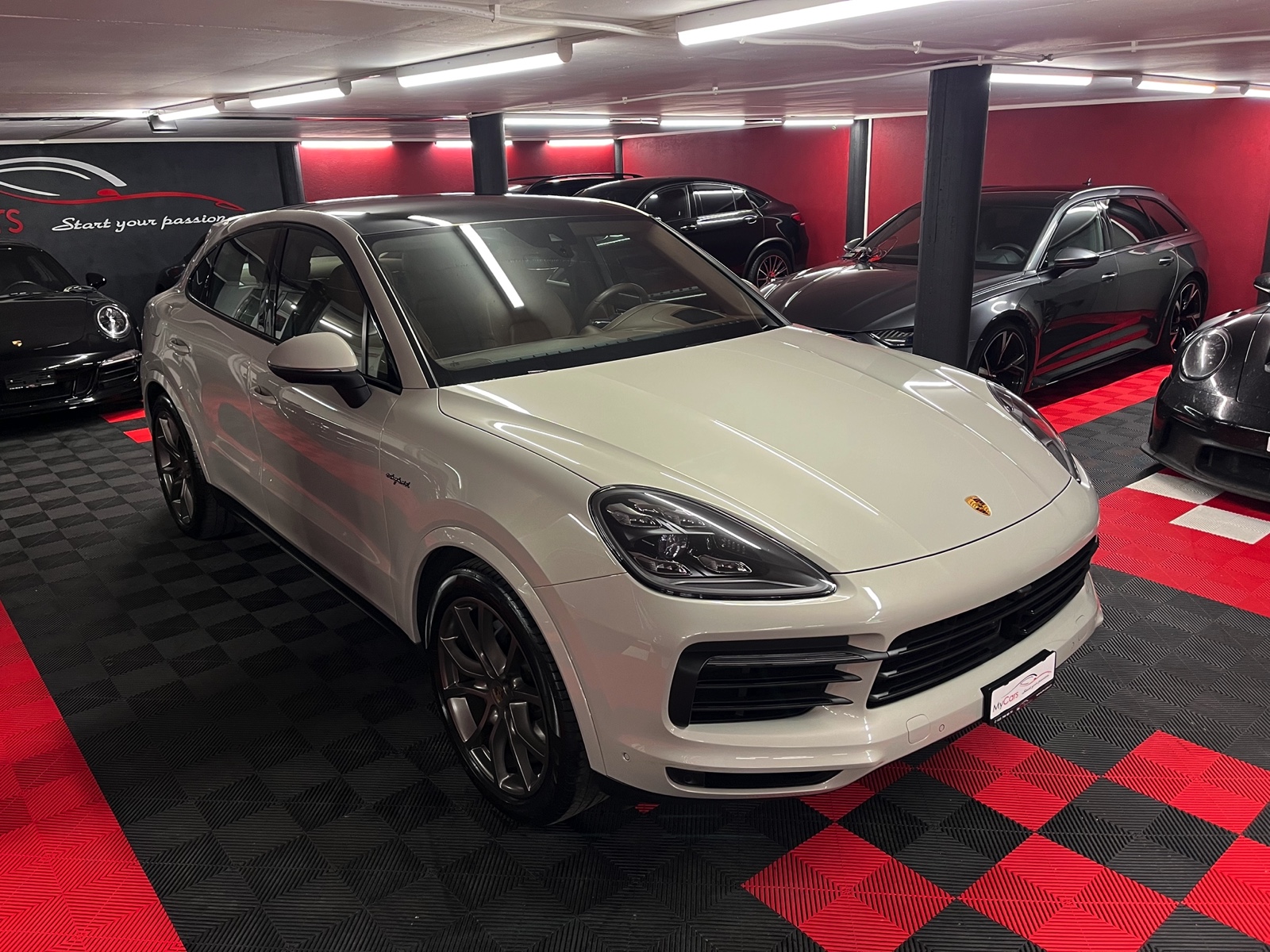 
								PORSCHE Cayenne Coupé E-Hybrid en plein écran									