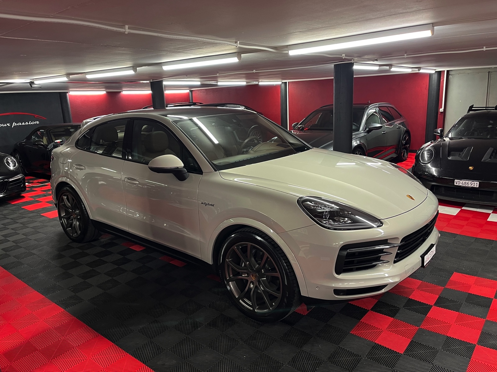 
								PORSCHE Cayenne Coupé E-Hybrid en plein écran									