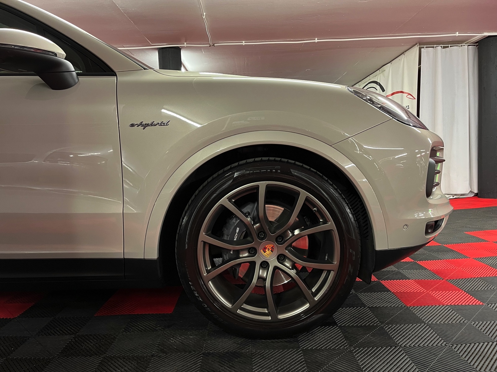 
								PORSCHE Cayenne Coupé E-Hybrid en plein écran									