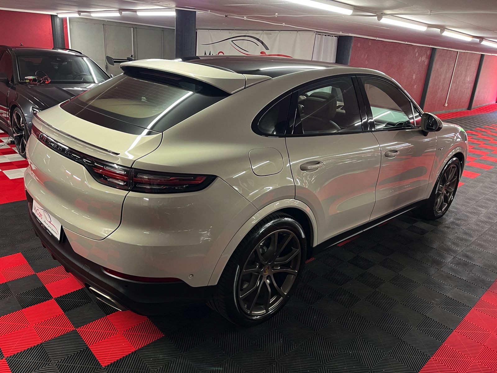 
								PORSCHE Cayenne Coupé E-Hybrid en plein écran									