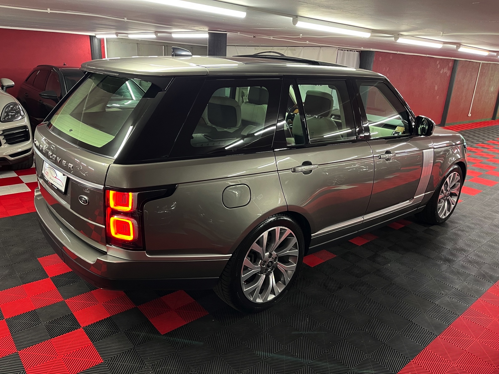 
								LAND ROVER Range Rover 2.0 Si4 P400e PHEV Autobiography Automatic en plein écran									