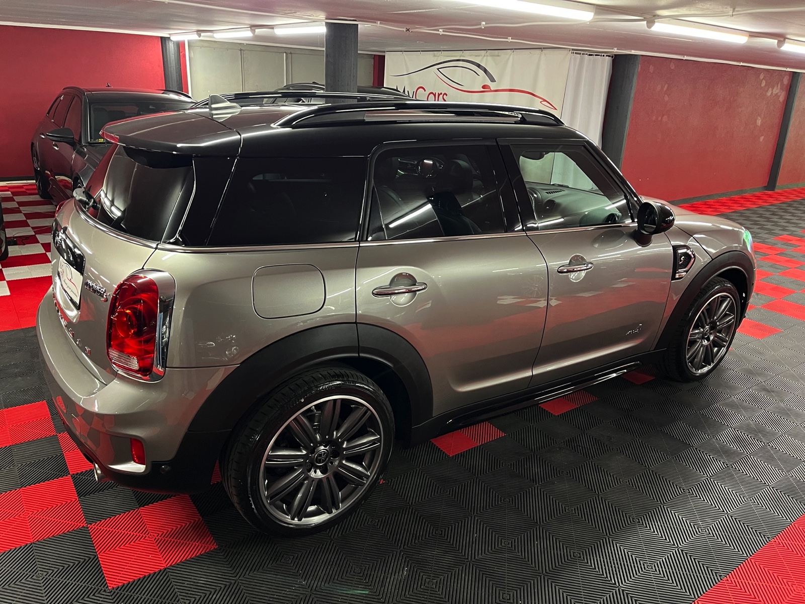 
								MINI Countryman Cooper S ALL4 Steptronic en plein écran									