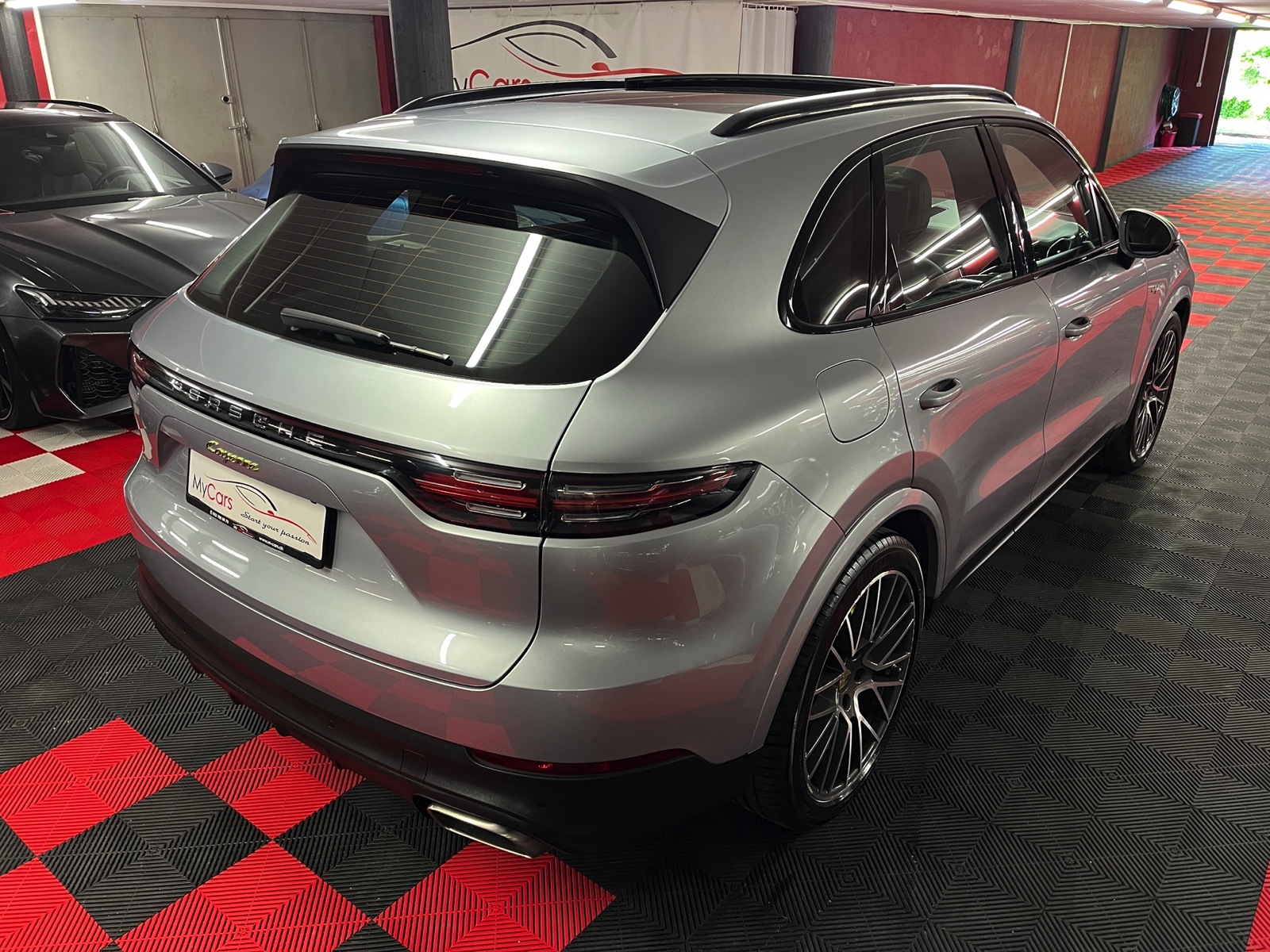 
								PORSCHE Cayenne E-Hybrid en plein écran									