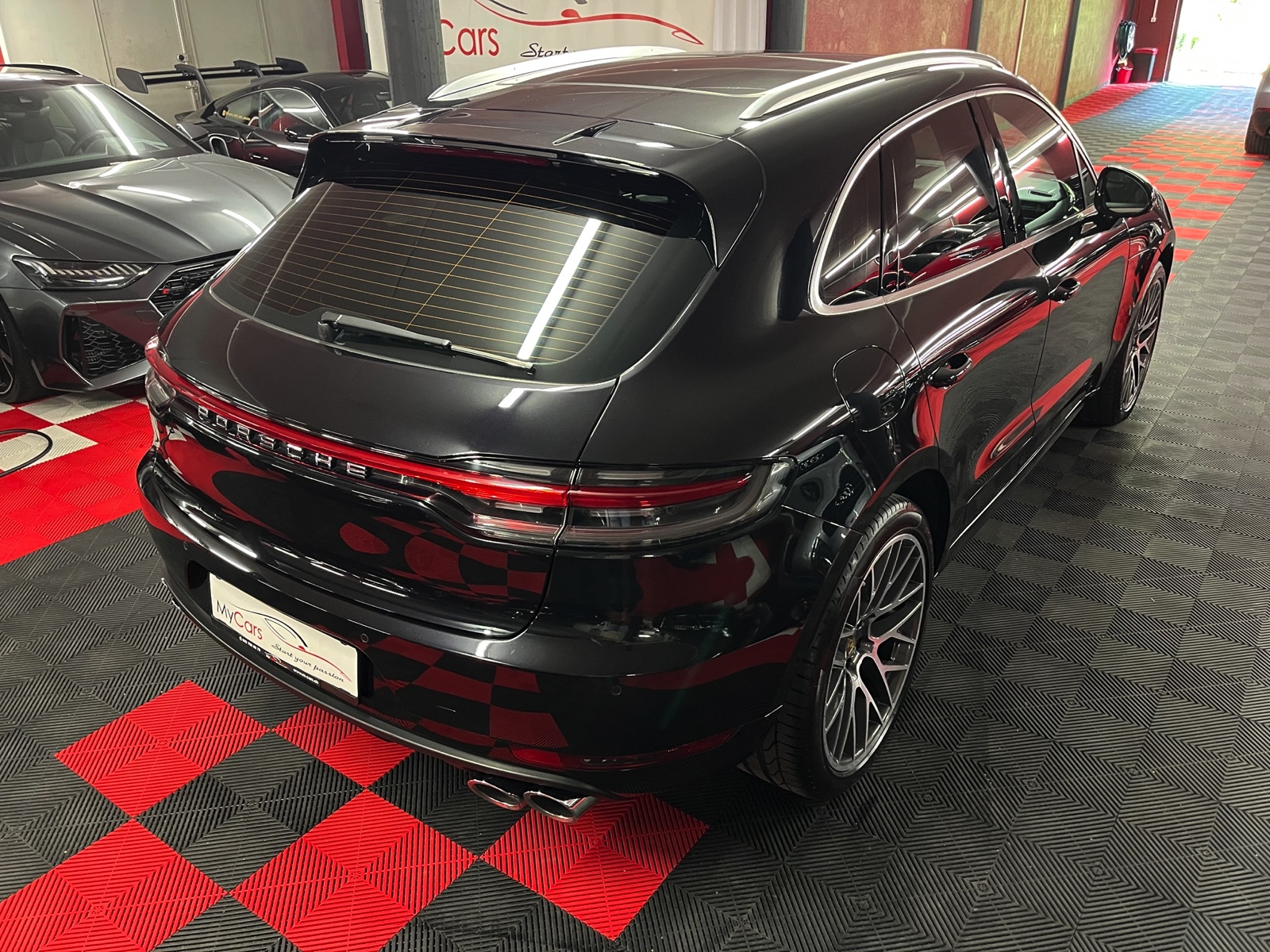 
								PORSCHE Macan Turbo PDK en plein écran									