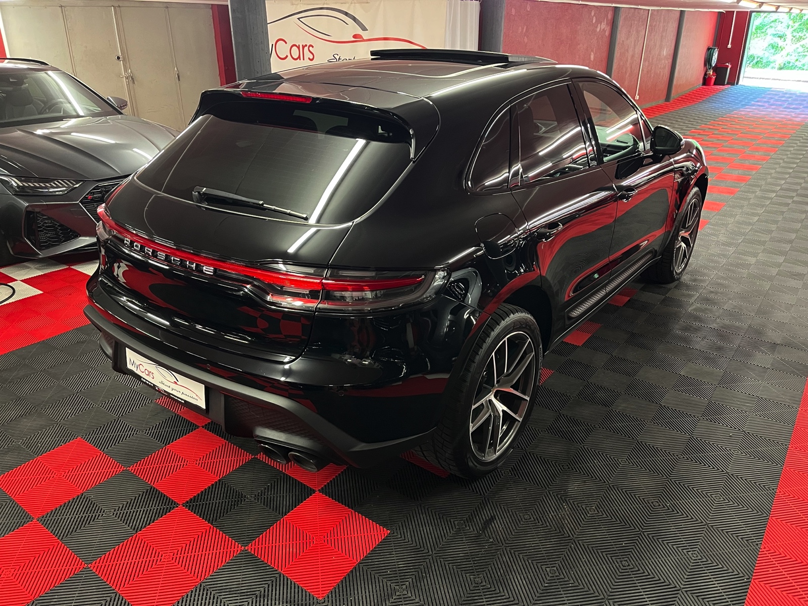 
								PORSCHE Macan PDK en plein écran									
