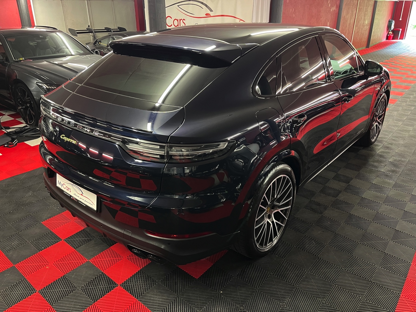 
								PORSCHE Cayenne Coupé E-Hybrid en plein écran									
