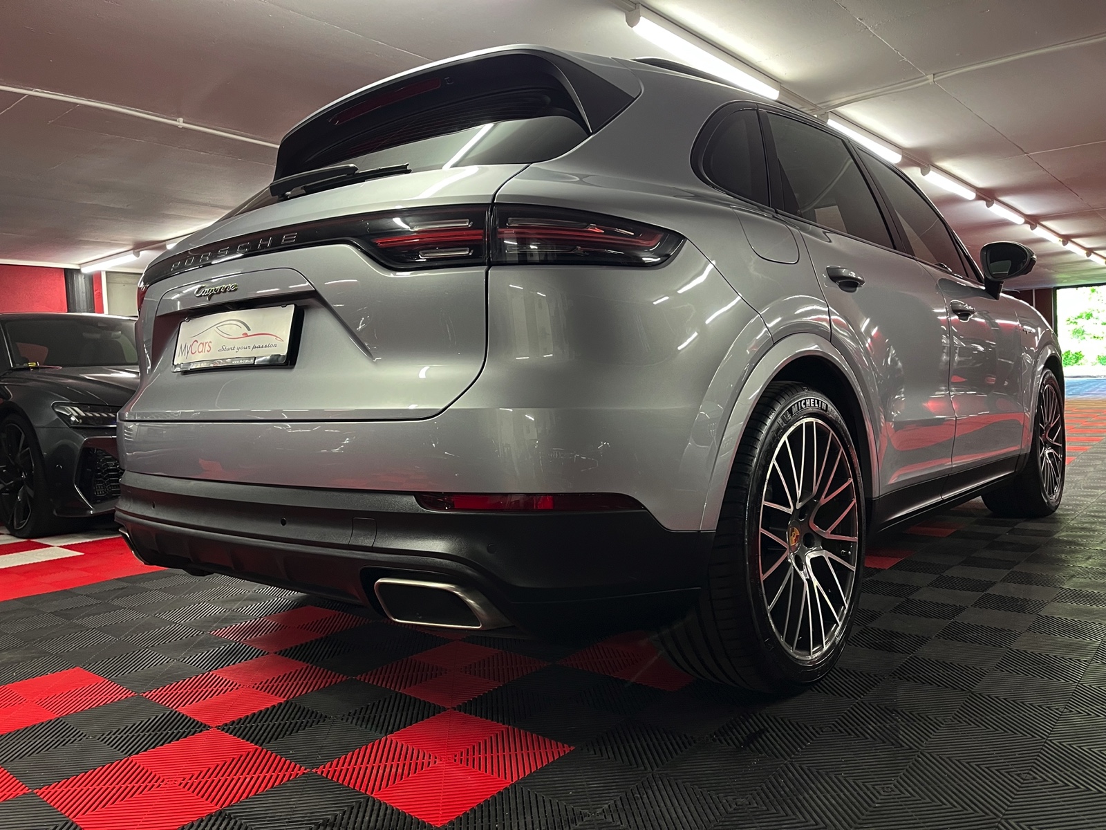 
								PORSCHE Cayenne E-Hybrid en plein écran									