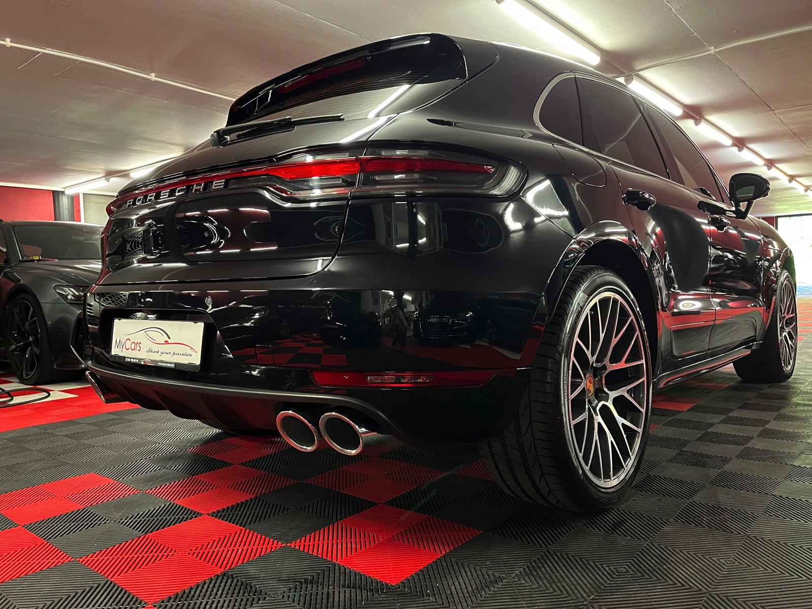 
								PORSCHE Macan Turbo PDK en plein écran									