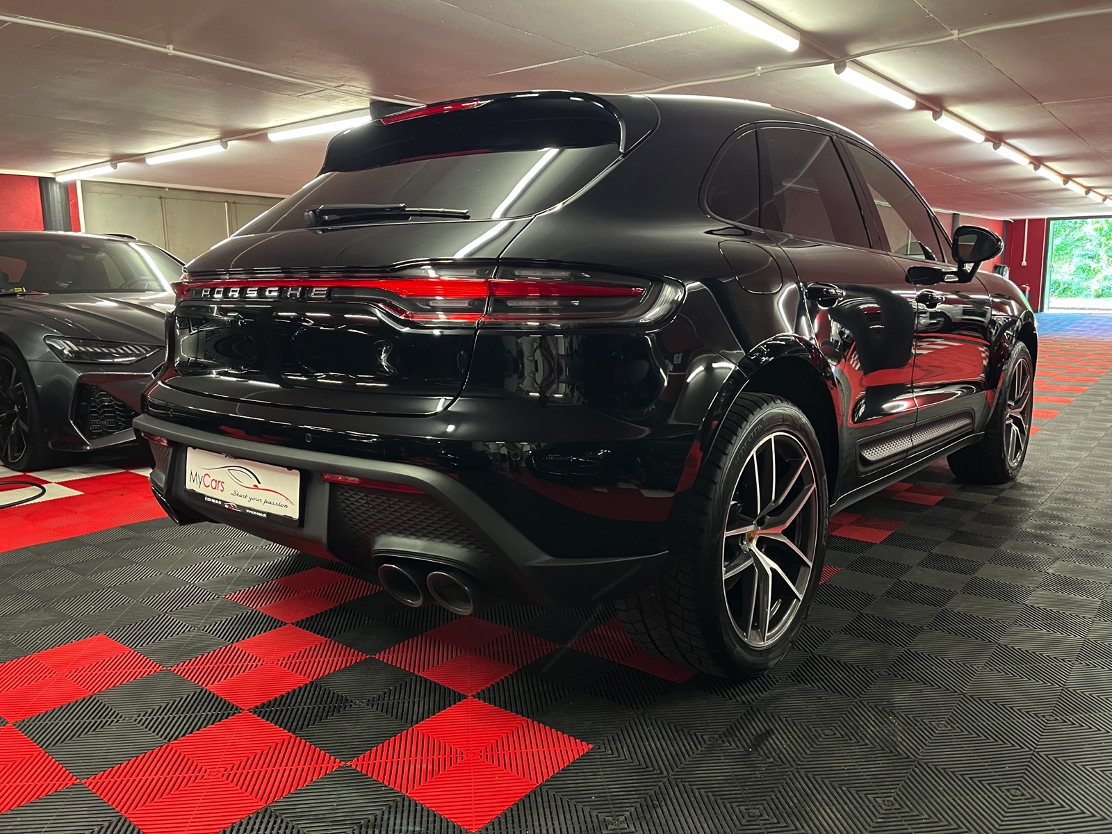 
								PORSCHE Macan PDK en plein écran									