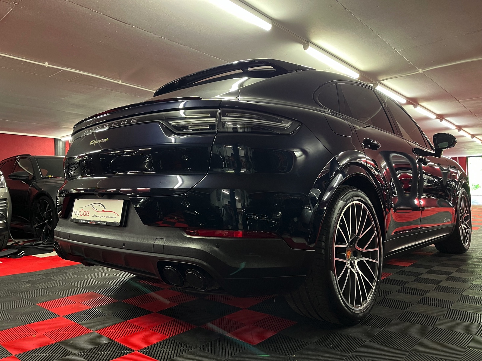 
								PORSCHE Cayenne Coupé E-Hybrid en plein écran									