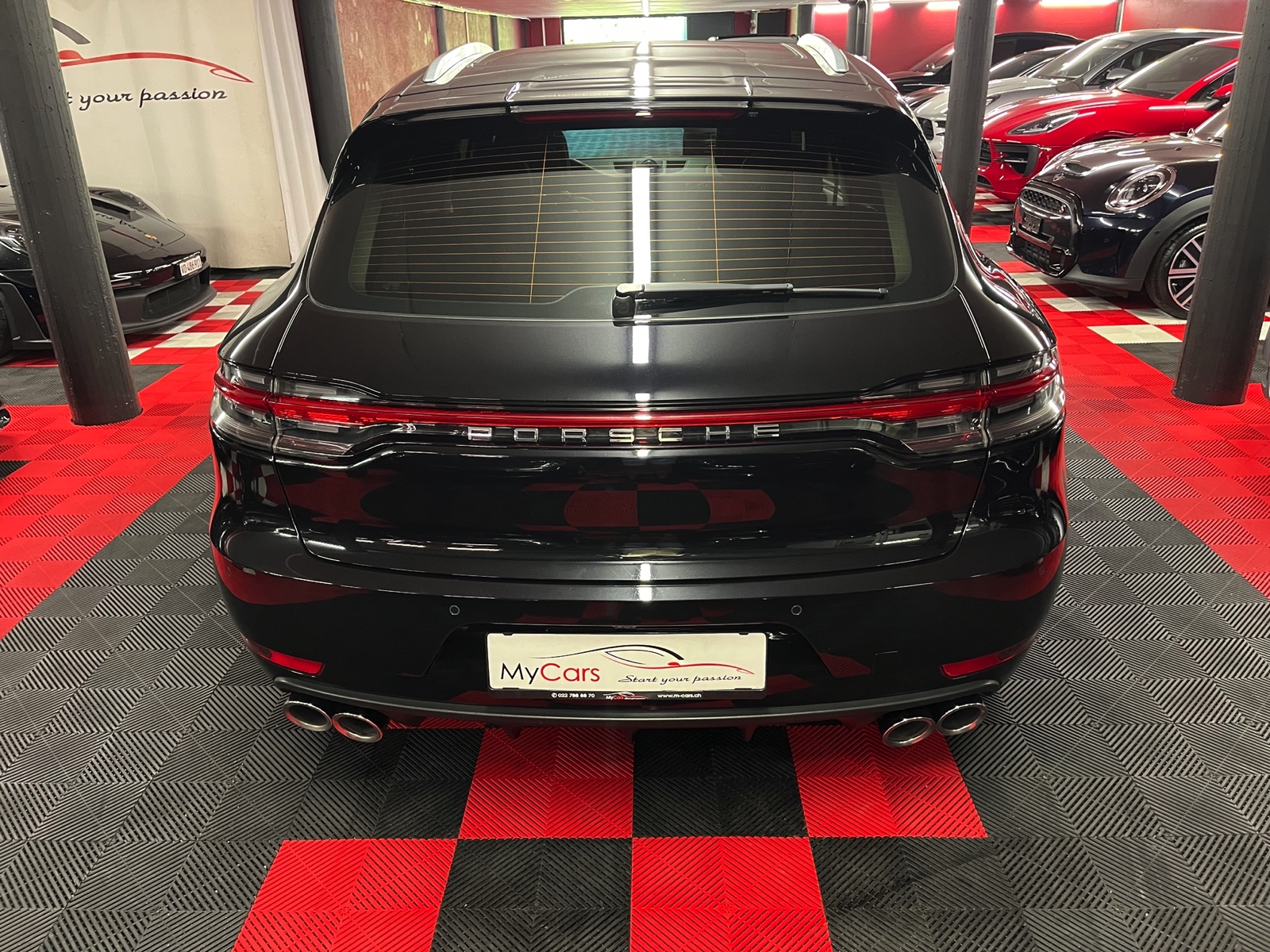 
								PORSCHE Macan Turbo PDK en plein écran									