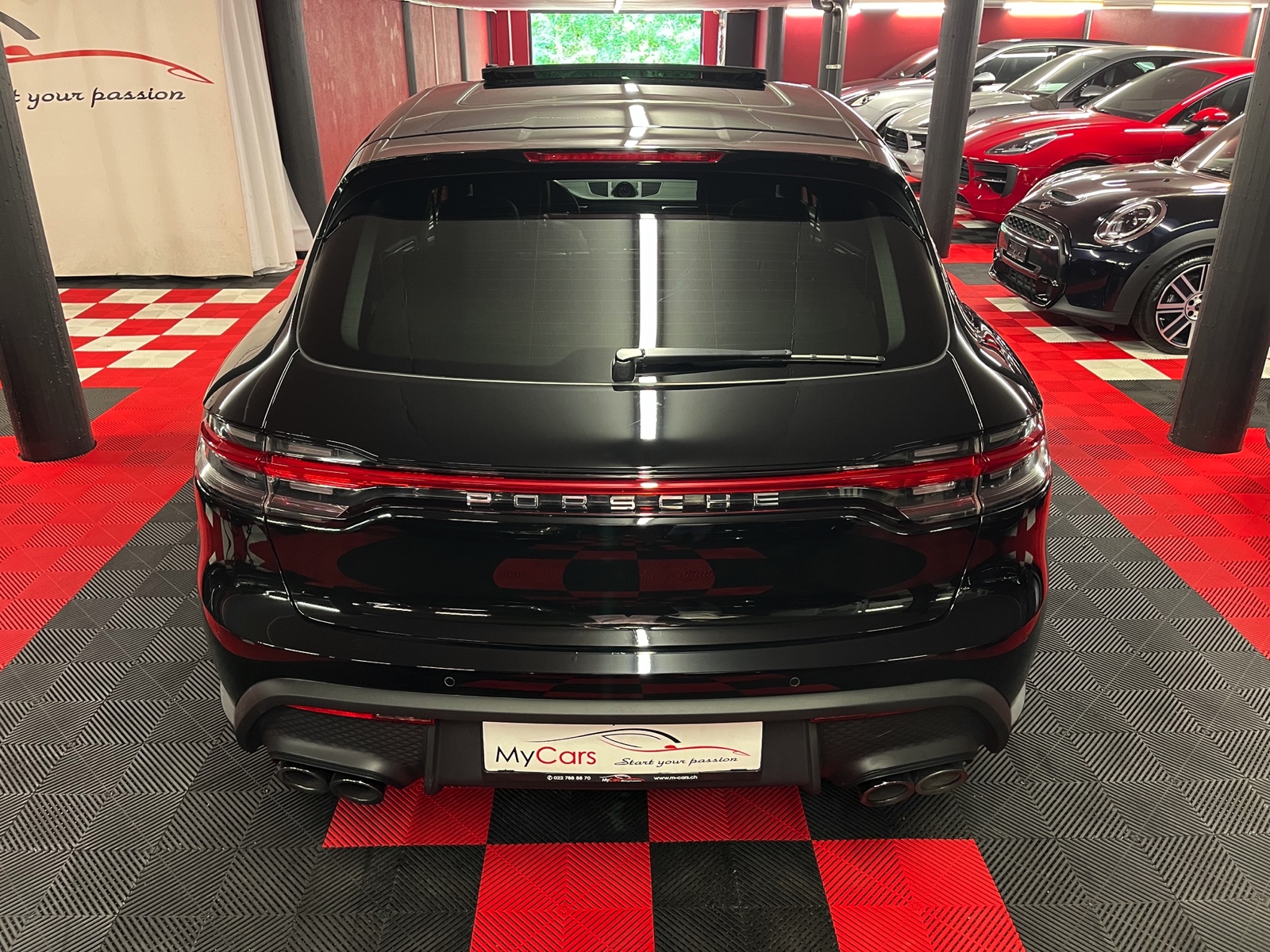 
								PORSCHE Macan PDK en plein écran									