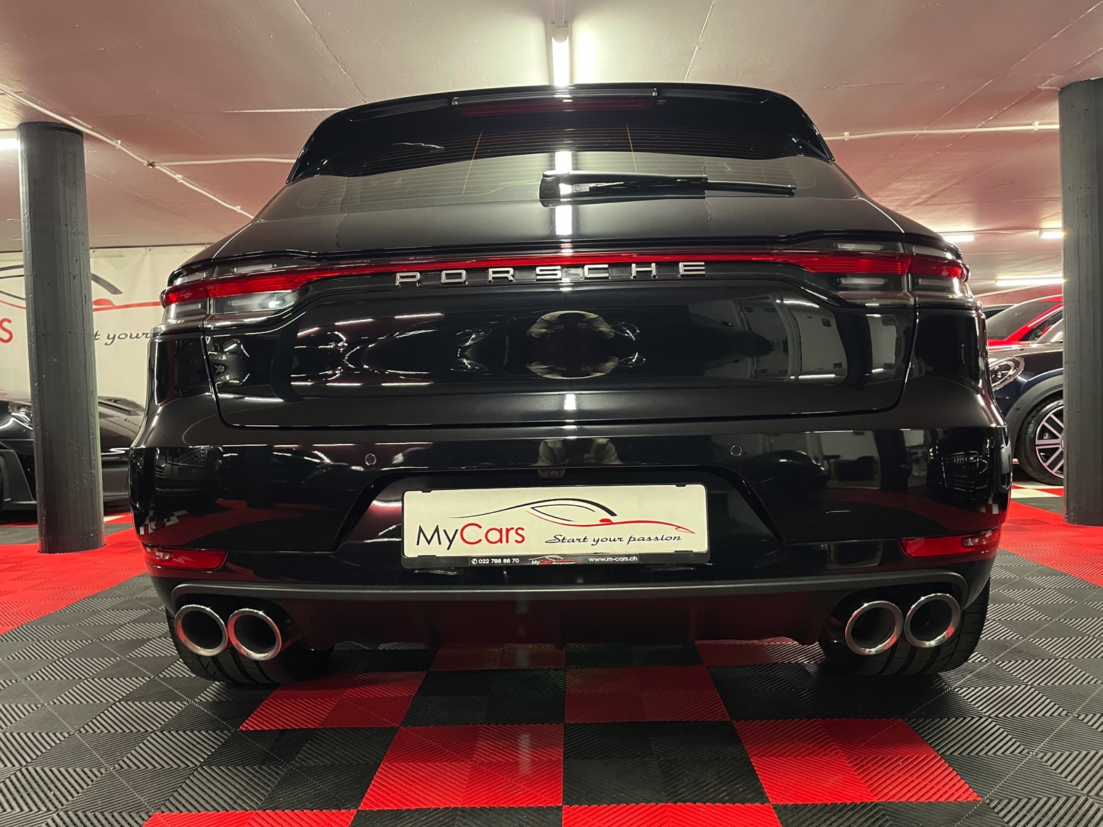 
								PORSCHE Macan Turbo PDK en plein écran									