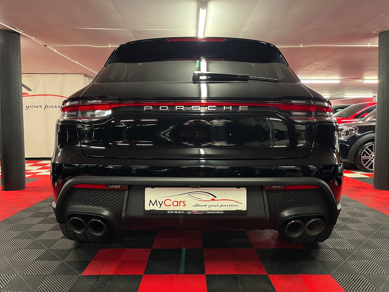 
								PORSCHE Macan PDK en plein écran									