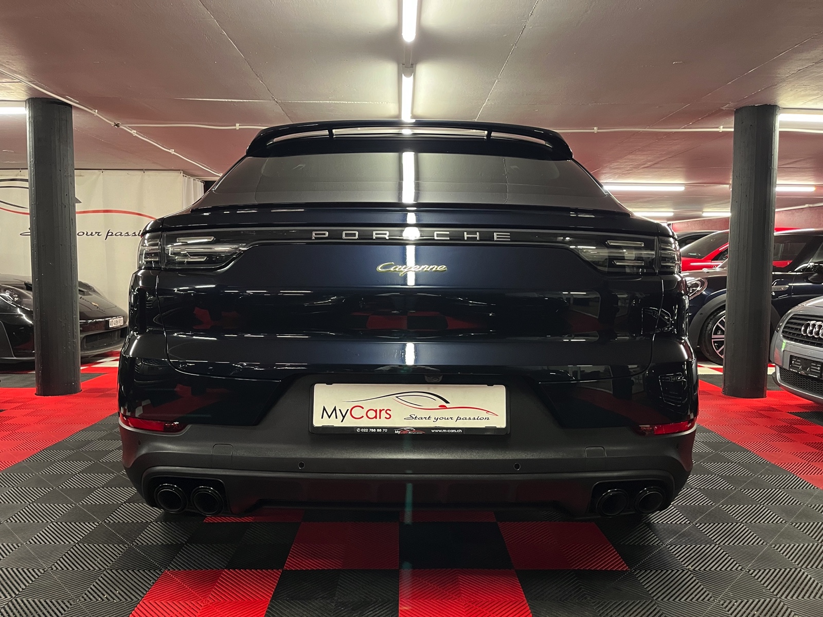 
								PORSCHE Cayenne Coupé E-Hybrid en plein écran									