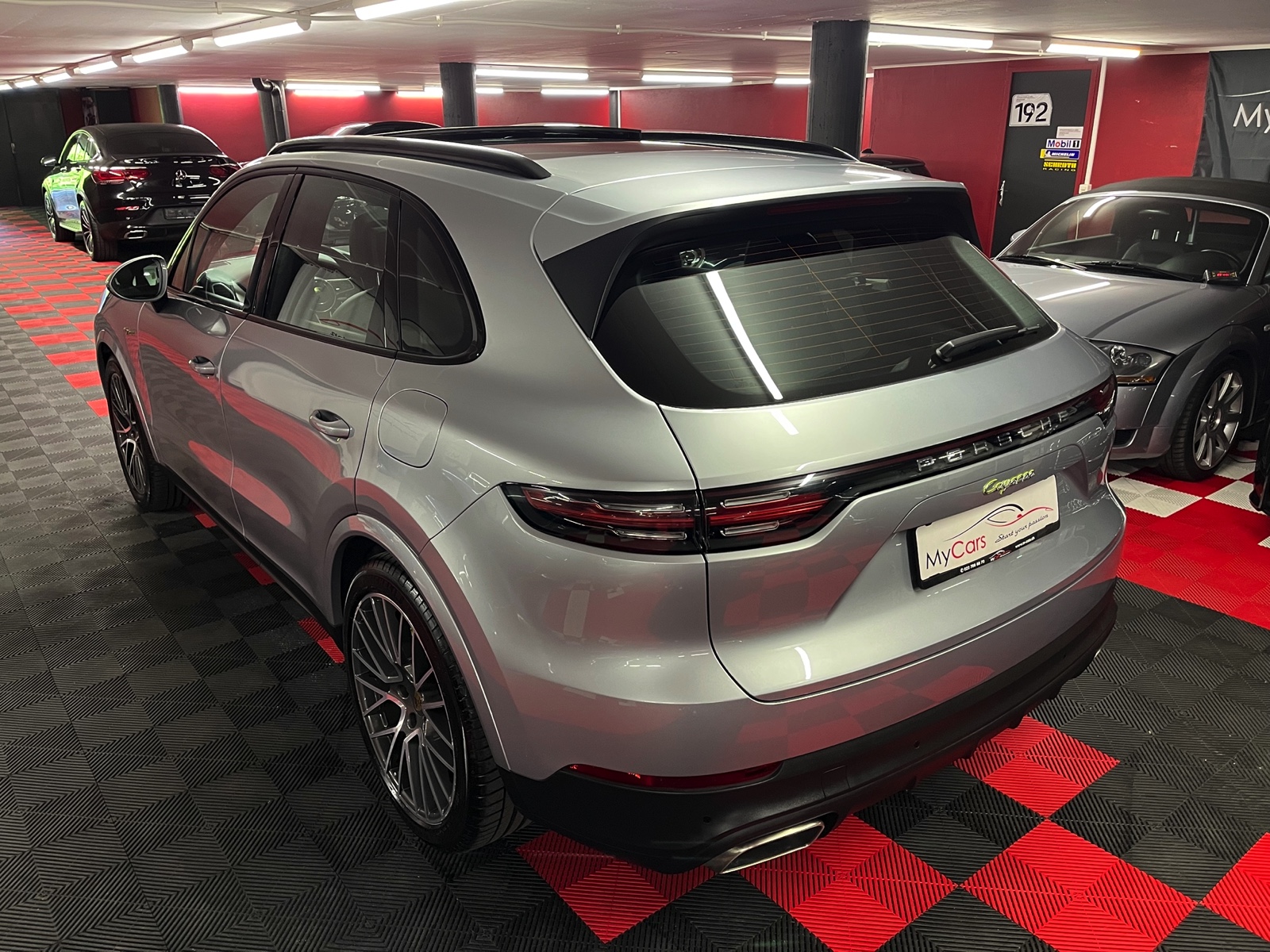 
								PORSCHE Cayenne E-Hybrid en plein écran									
