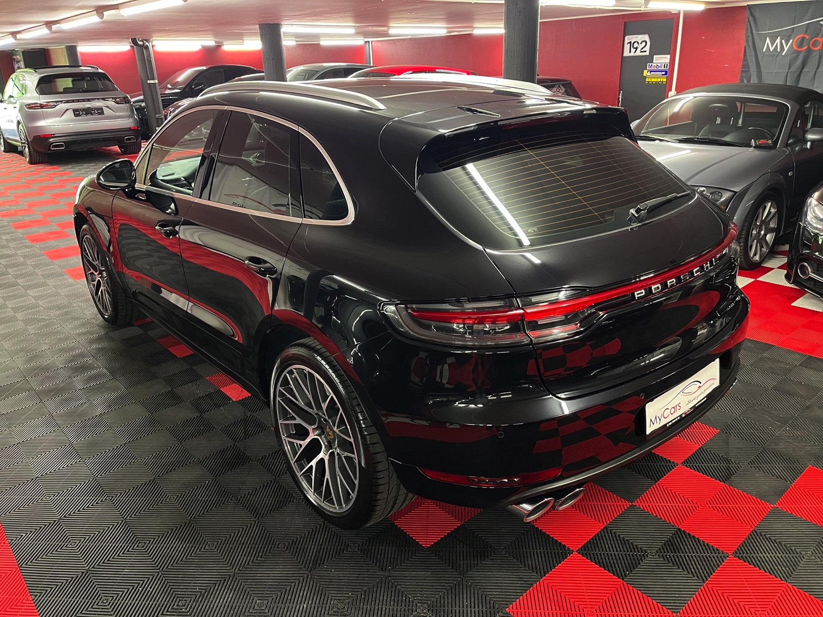 
								PORSCHE Macan Turbo PDK en plein écran									