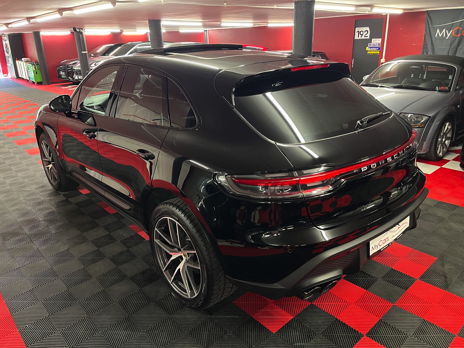 
								PORSCHE Macan PDK en plein écran									