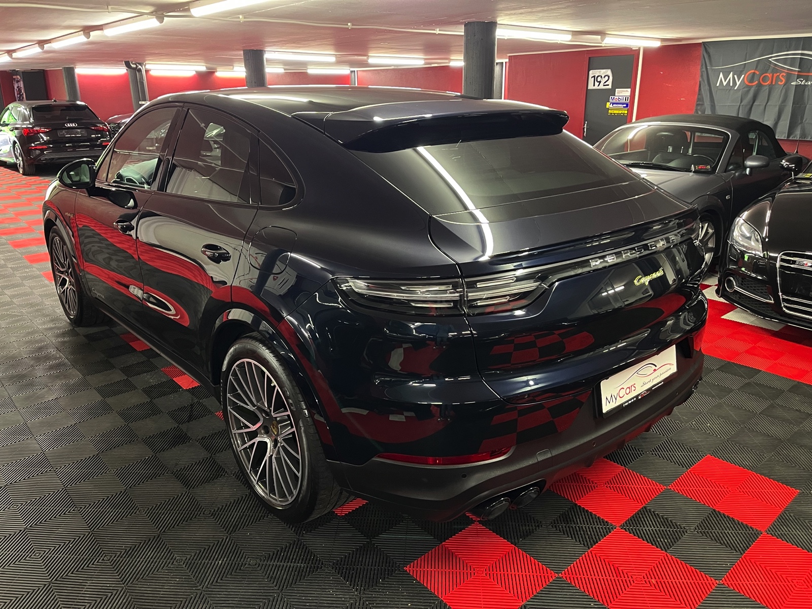 
								PORSCHE Cayenne Coupé E-Hybrid en plein écran									