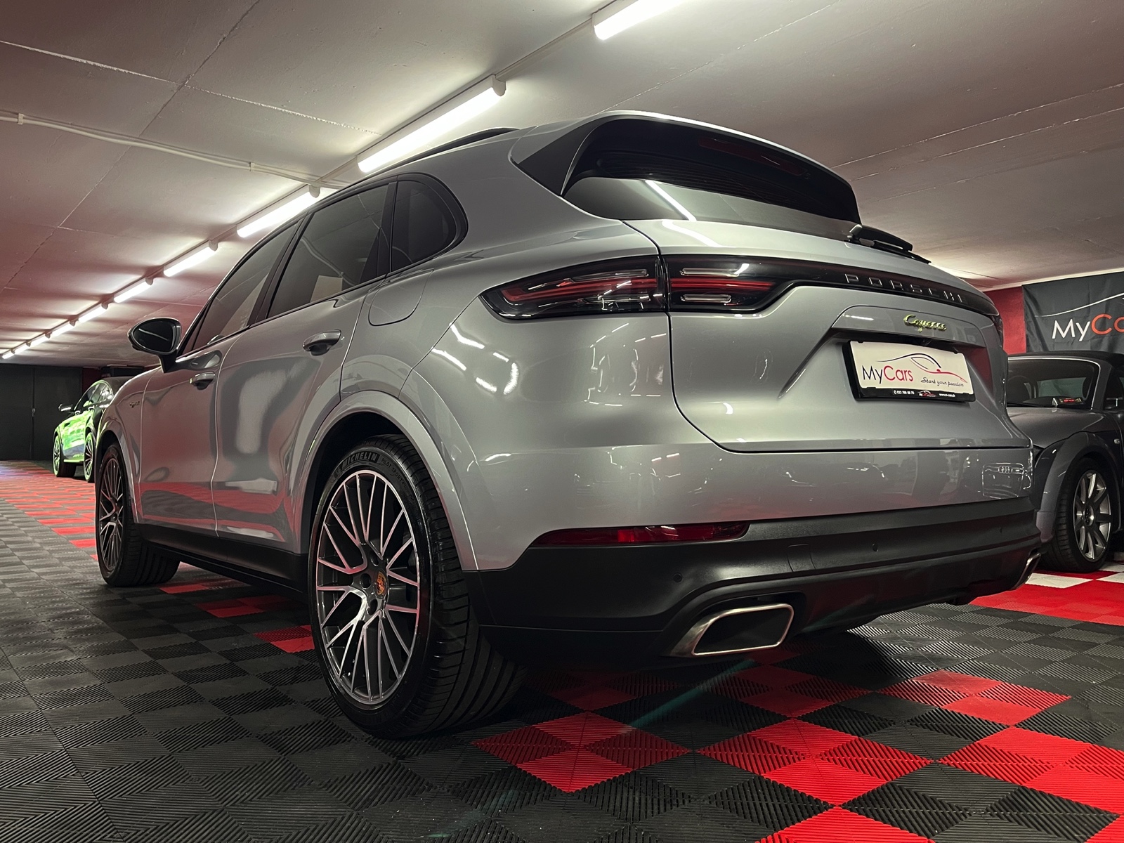 
								PORSCHE Cayenne E-Hybrid en plein écran									