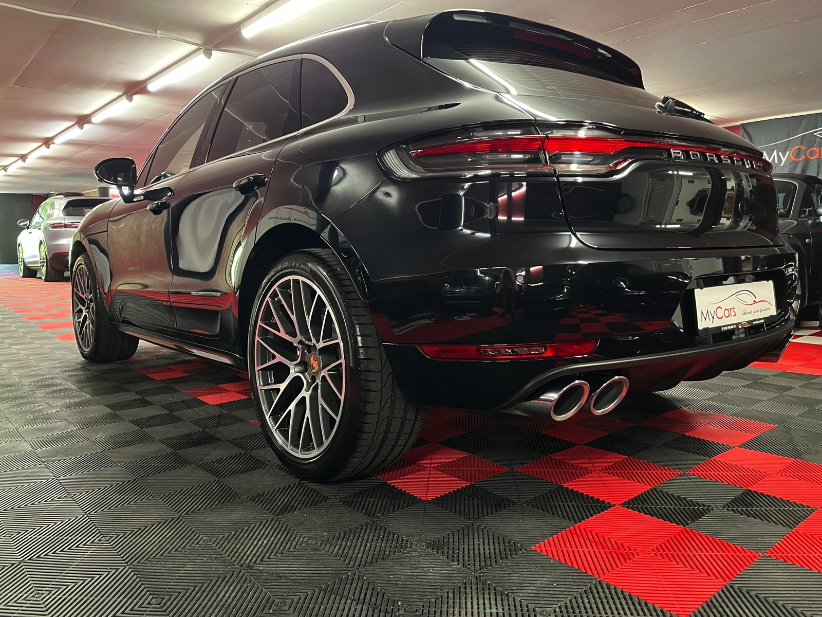 
								PORSCHE Macan Turbo PDK en plein écran									
