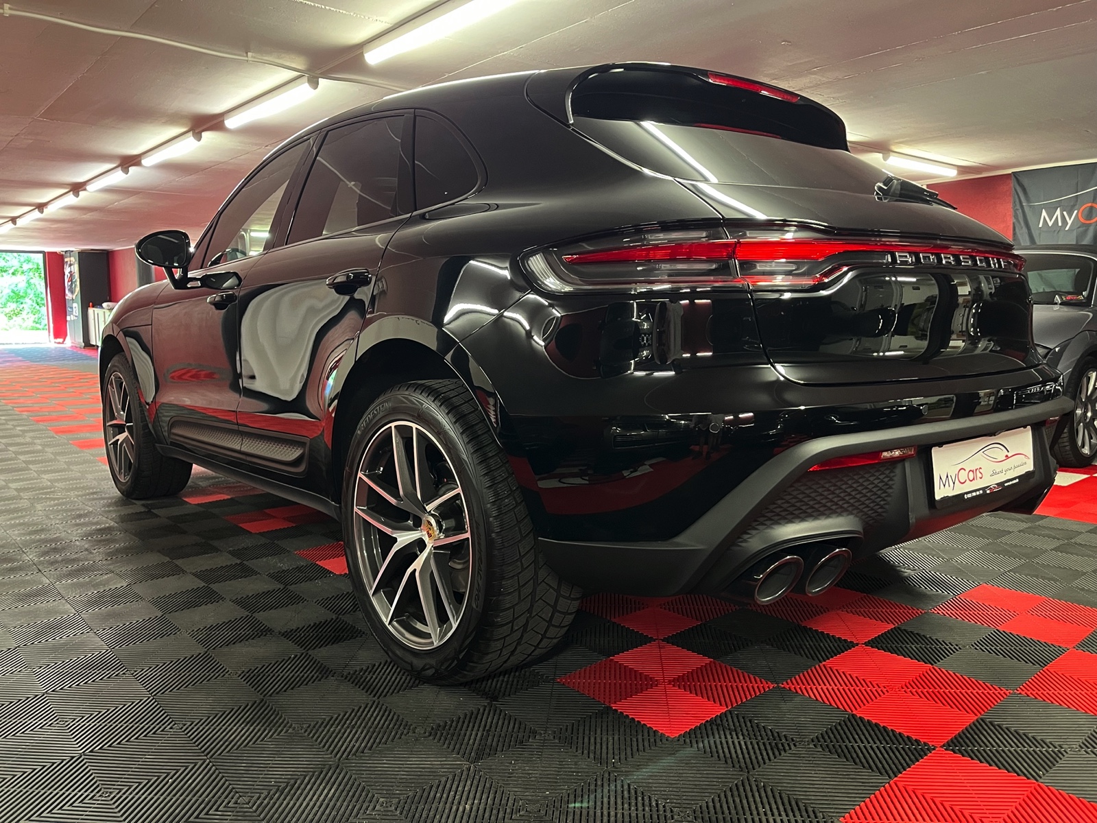 
								PORSCHE Macan PDK en plein écran									