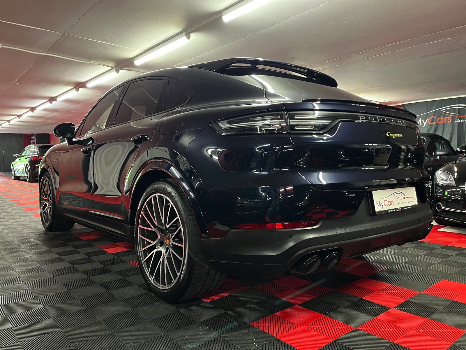 
								PORSCHE Cayenne Coupé E-Hybrid en plein écran									