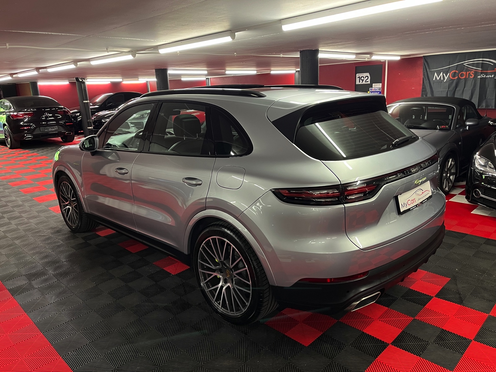 
								PORSCHE Cayenne E-Hybrid en plein écran									