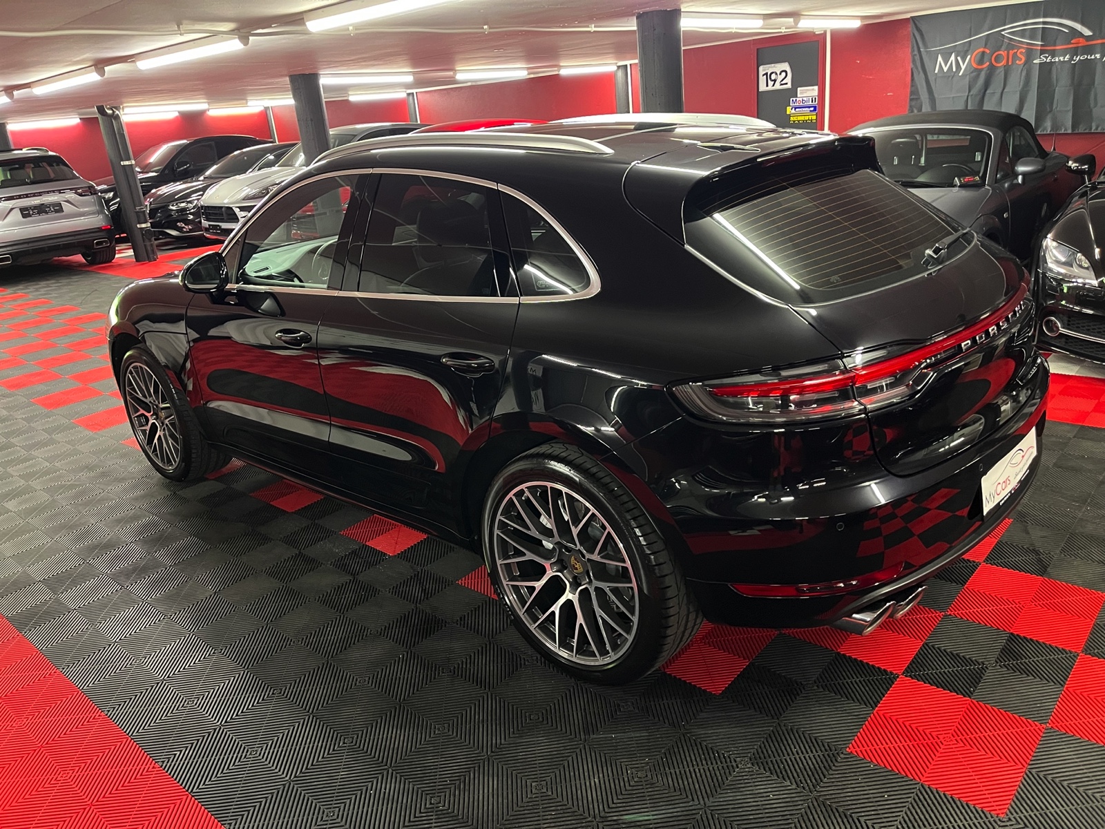 
								PORSCHE Macan Turbo PDK en plein écran									