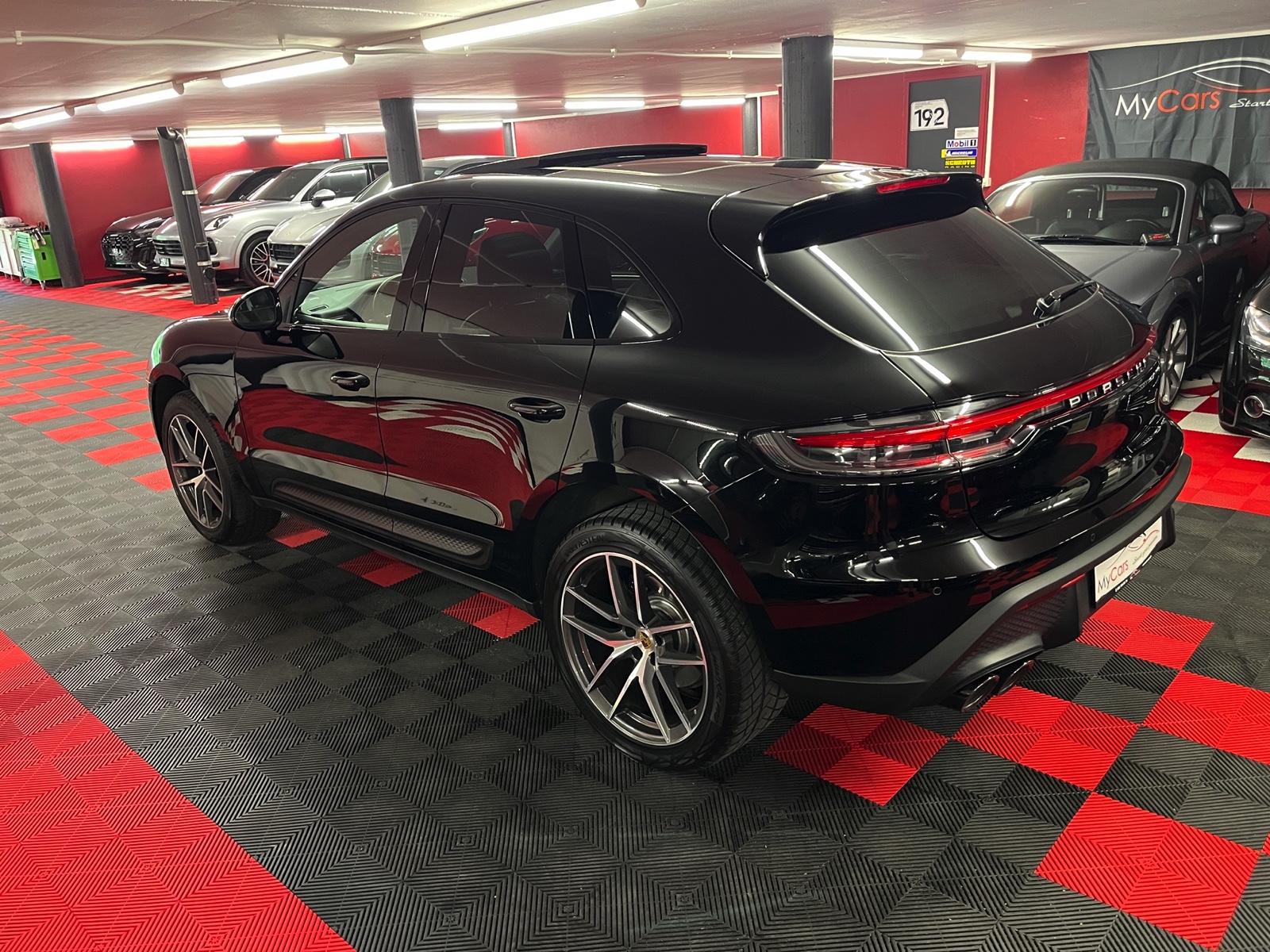 
								PORSCHE Macan PDK en plein écran									