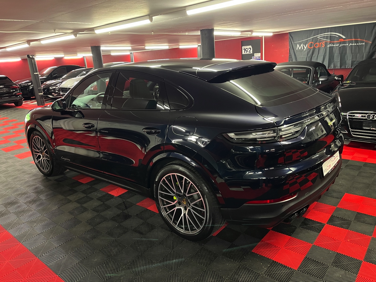 
								PORSCHE Cayenne Coupé E-Hybrid en plein écran									