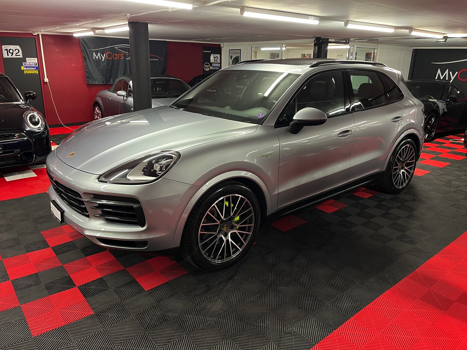
								PORSCHE Cayenne E-Hybrid en plein écran									