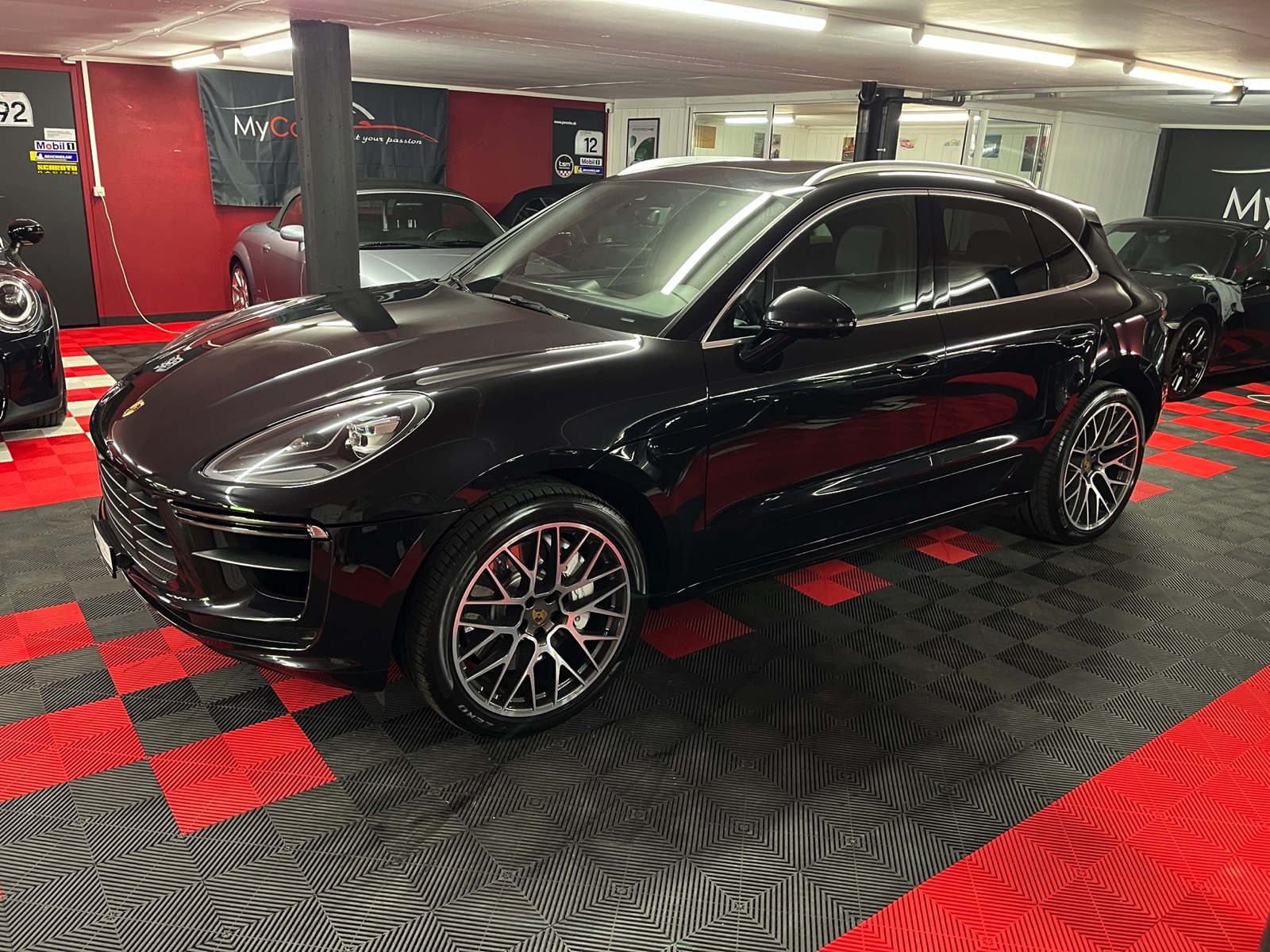 
								PORSCHE Macan Turbo PDK en plein écran									