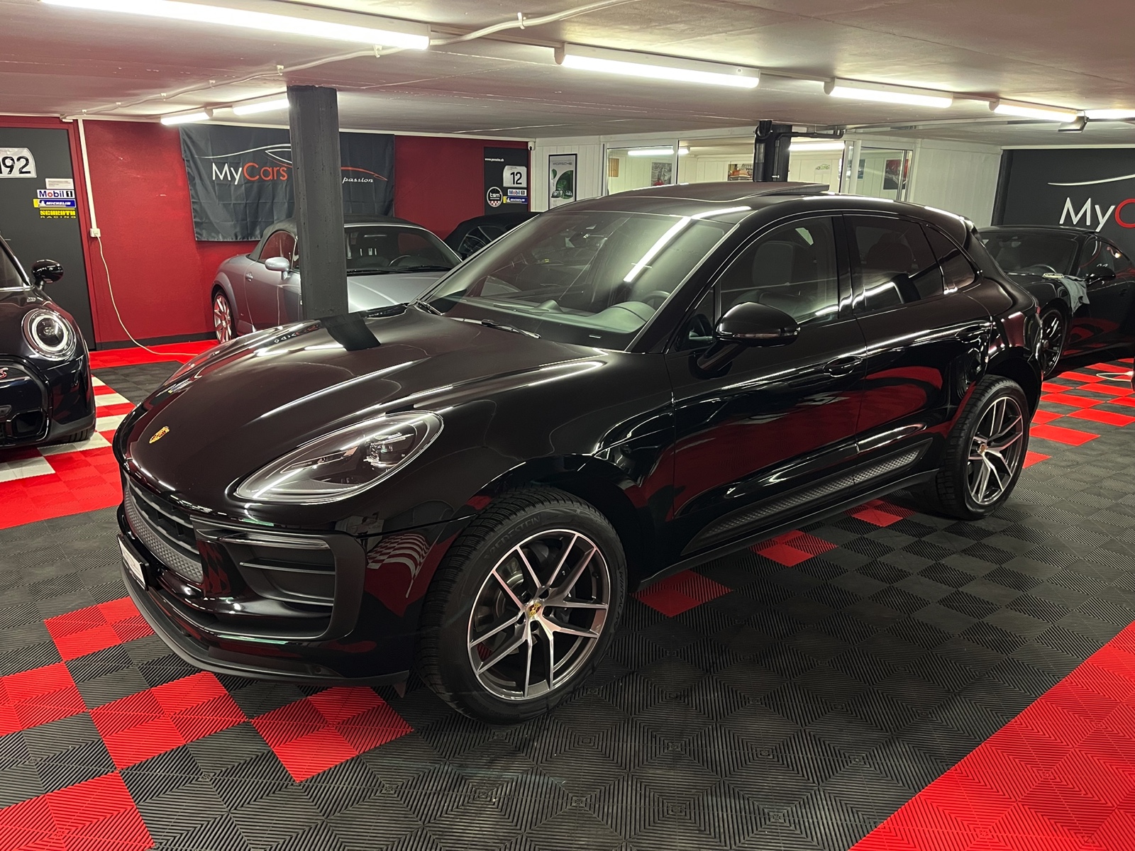 
								PORSCHE Macan PDK en plein écran									